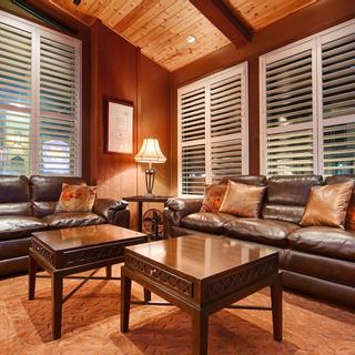 Best Western Plus Humboldt Bay Inn | Eureka, California | Brown couches and square brown tables