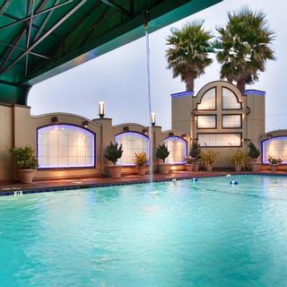 Best Western Plus Humboldt Bay Inn | Eureka, California | Outdoor swimming pool with palm trees 