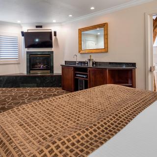 Best Western Plus Humboldt Bay Inn | Eureka, California | King bed beside wet bar, TV and fireplace