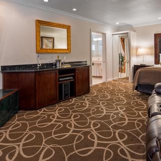Best Western Plus Humboldt Bay Inn | Eureka, California | Wet bar, king bed, fireplace, and reclining chairs with cupholders