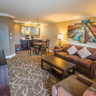 Best Western Plus Humboldt Bay Inn | Eureka, California | Living room with dining room table and chairs