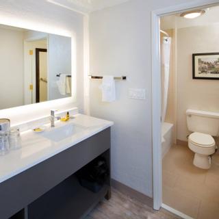 Best Western Plus Humboldt Bay Inn | Eureka, California | Bathroom